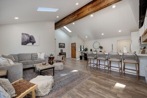 Smart TV y chimenea 
