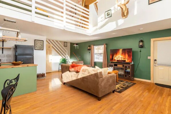 The Serene Loft Cabin, newly renovated,open with plenty of natural and skylights