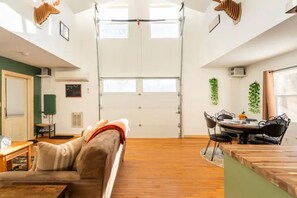 Smart-TV, Kamin, Musikbibliothek, Stereoanlage