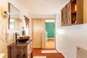 Shower, hair dryer, towels, soap - Luxurious Serene Loft Cabin with Hot-Tub in the Heart of the Catskills (Catskill)