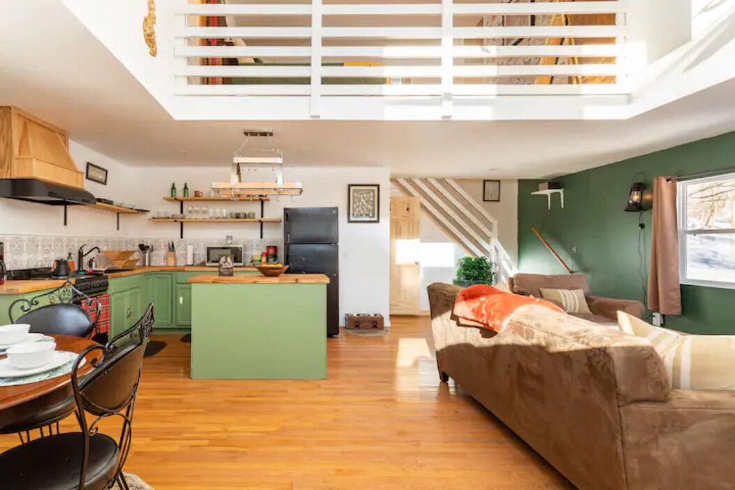 Smart TV, fireplace, music library, stereo