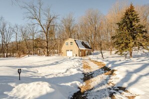 Exterior - Luxurious Serene Loft Cabin with Hot-Tub in the Heart of the Catskills (Catskill)