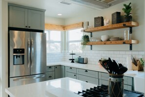 Fridge, microwave, oven, stovetop - Sunset Patio Paradise Indoor/Outdoor Living w/Ocean View+Parking+EV Charger (San Diego)