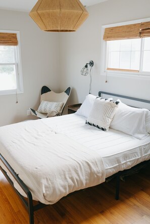 2 bedrooms, iron/ironing board, free WiFi, bed sheets - Sunset Patio Paradise Indoor/Outdoor Living w/Ocean View+Parking+EV Charger (San Diego)