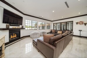 Smart TV, chimenea y tenis de mesa