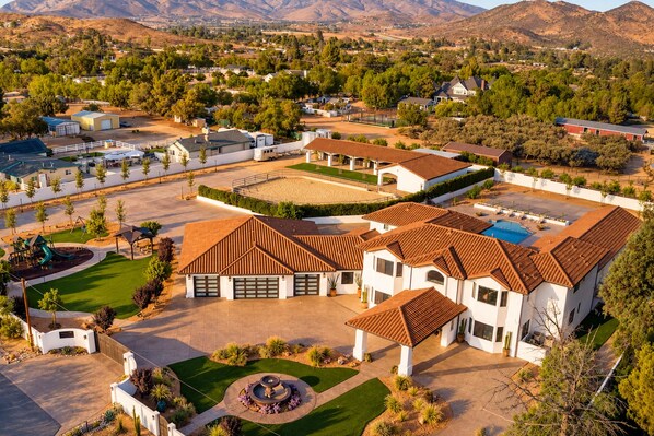 Un barrio residencial con varias casas, un parque infantil y una piscina.