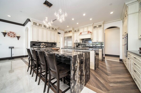 冷蔵庫、電子レンジ、オーブン、コンロ