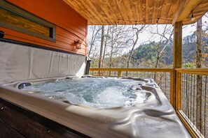 Outdoor spa tub - SECLUDED & QUIET 1-BR Getaway w/ HOT TUB, WIFI, FIRE PIT (Sevierville)