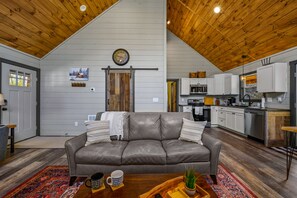 Living area - SECLUDED & QUIET 1-BR Getaway w/ HOT TUB, WIFI, FIRE PIT (Sevierville)