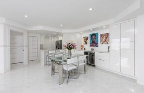 Dining - New Modern Condo In Heart Of Brickell (Miami)