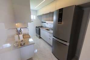 Geladeira, micro-ondas, fogão, cooktop