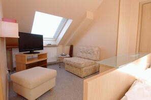 Televisie, een dvd-speler en een stereo