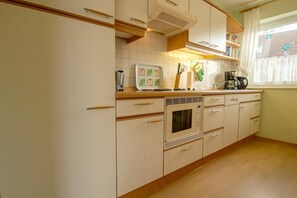 Jääkaappi, mikroaaltouuni, liesi, astianpesukone