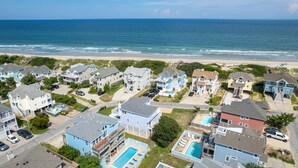 Una zona residenziale lungo la costa, con case, una spiaggia e vista sull'oceano.