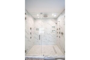 Combined shower/tub, hair dryer, towels, soap - Key Colony Beach! The Irish Pirate! Best Location, Cabana Club withPool & Beach! (Key Colony Beach)