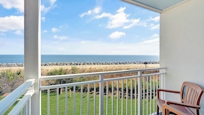 Un balcón con vistas al océano y la playa.