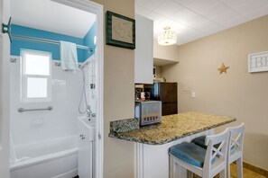 Regadera, secadora de cabello, toallas 