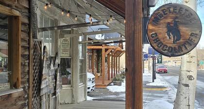 Stargazer Bunkhouse- cozy cabin, basecamp for adventures in Yellowstone and beyond