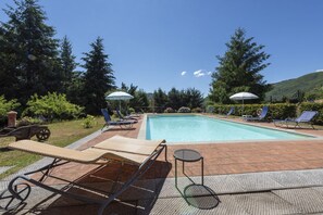 Piscina all'aperto, una piscina riscaldata