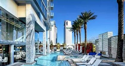 Palms Place Luxury Studio Suite- Strip View with a Balcony