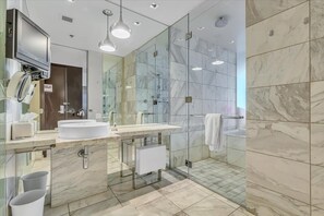 Bathtub, jetted tub, hair dryer, towels - Palms Place Luxury Studio Suite- Strip View with a Balcony (Las Vegas)