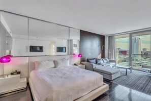 Desk, free WiFi, bed sheets, wheelchair access - Palms Place Luxury Studio Suite- Strip View with a Balcony (Las Vegas)