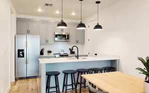 Apartment, 3 Schlafzimmer | Eigene Küche | Kühlschrank, Ofen, Wasserkocher mit Kaffee-/Teezubehör, Toaster