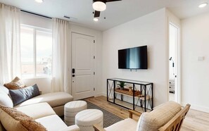 Condo, 3 chambres | Aire de séjour | Téléviseur connecté
