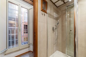 Dusche, Haartrockner, Handtücher, Shampoo