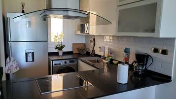 Microondas, cafetera/tetera, utensilios de cocina