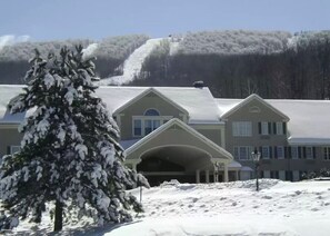 Exterior - Ski In & Ski Out - Deluxe 1 Bedroom Condo Sleeps 5 (Hancock)