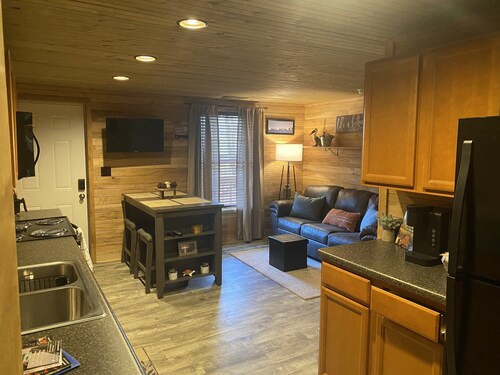 Grand Rivers, KY - Unit A - Cozy getaway with Cabin Charm near KY & Barkley Lake