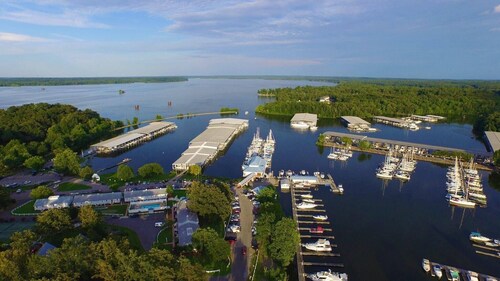 Grand Rivers, KY - Unit A - Cozy getaway with Cabin Charm near KY & Barkley Lake