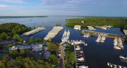 Grand Rivers, KY - Unit A - Cozy getaway with Cabin Charm near KY & Barkley Lake