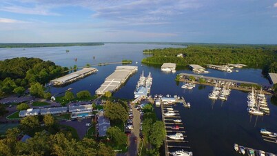 Grand Rivers, KY - Unit A - Cozy getaway with Cabin Charm near KY & Barkley Lake