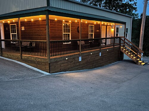Grand Rivers, KY - Unit A - Cozy getaway with Cabin Charm near KY & Barkley Lake