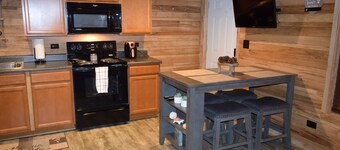 Grand Rivers, KY -Cozy getaway with Cabin Charm- Near Green Turtle Bay & Patti's