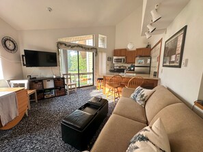 Smart TV, chimenea, videojuegos y estéreo