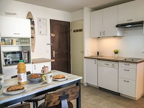 Réfrigérateur, micro-ondes, lave-vaisselle, grille-pain