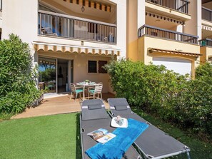 Outdoor dining - Les Jardins d'Ys by Interhome (Les Issambres)