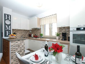 Een koelkast, een oven, een kookplaat, een vaatwasser