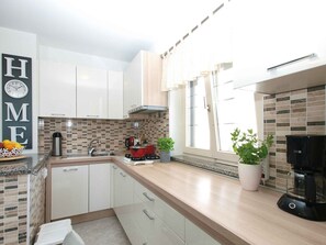 Een koelkast, een oven, een kookplaat, een vaatwasser