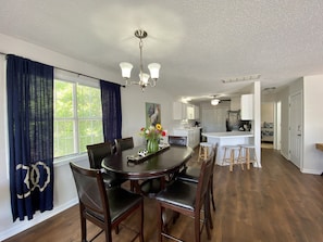 Dining - 1 block to beach Pet friendly large deck & living space +plenty PK (Surfside Beach)