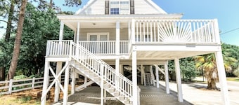 1 block to beach Pet friendly large deck & living space +plenty PK