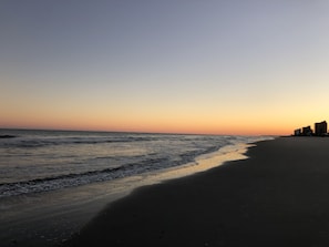 Beach nearby - 1 block to beach Pet friendly large deck & living space +plenty PK (Surfside Beach)