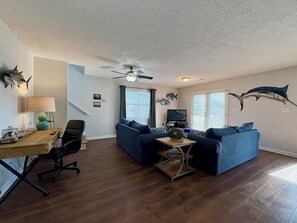 TV, books, music library - Discounted winter rates: Close to 🌊 &⛳️& 🛍️ &🍴 Come stay, play & relax! (Surfside Beach)