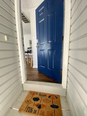 Interior - 1 block to beach Pet friendly large deck & living space +plenty PK (Surfside Beach)