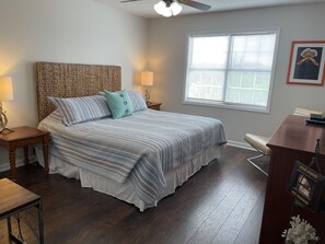 3 bedrooms, desk, free WiFi, bed sheets - 1 block to beach Pet friendly large deck & living space +plenty PK (Surfside Beach)