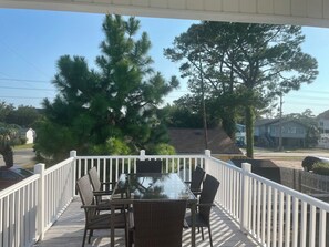 Outdoor dining - 1 block to beach Pet friendly large deck & living space +plenty PK (Surfside Beach)