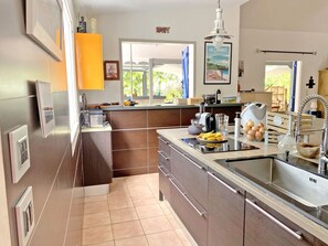 Fridge, microwave, oven, stovetop - LUXURY SWIMMING POOL & GARDEN near the East Cape lagoon (LE FRANCOIS)